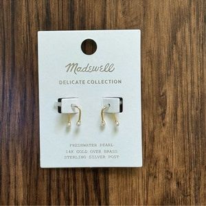 Madewell Demi-Fine pearl Curved stud earring